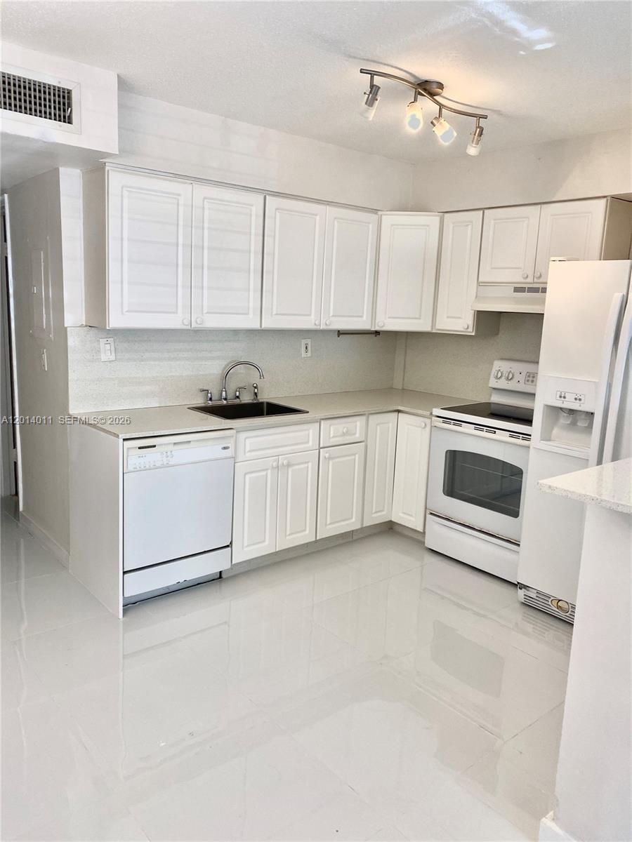 GOLDEN KEY CONDO, THE - Residential