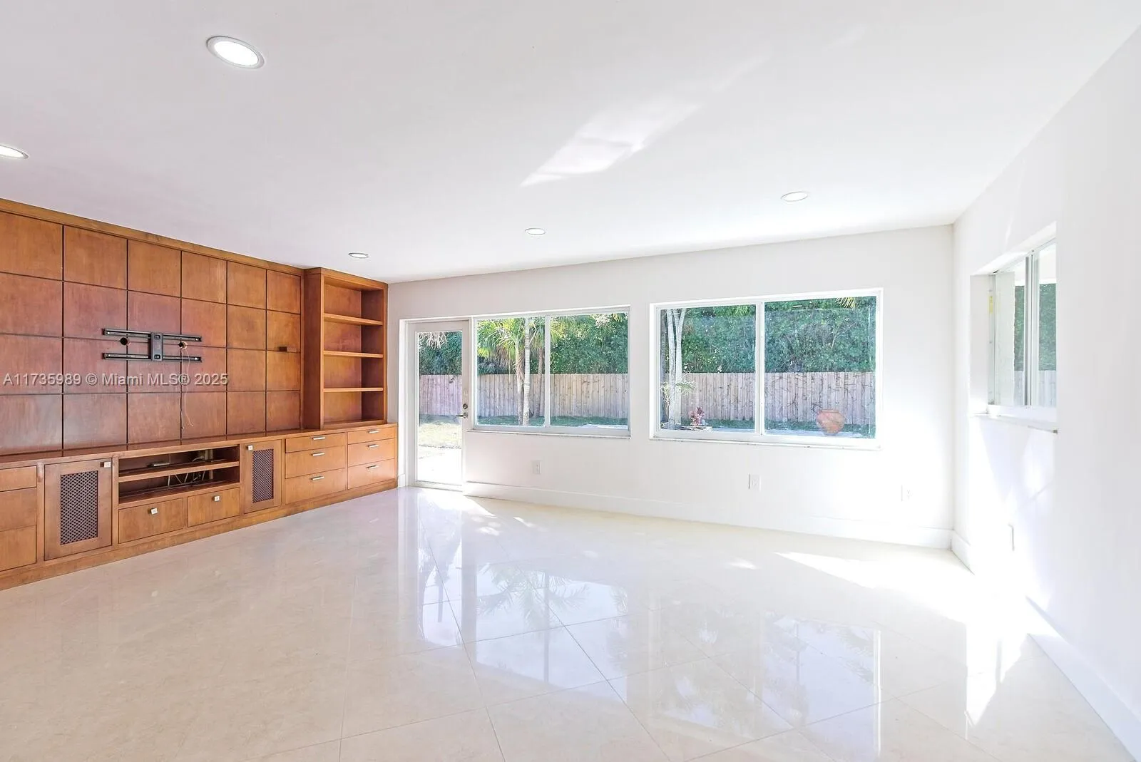 Miami, Florida 33173, United States, 3 Bedrooms Bedrooms, ,3 BathroomsBathrooms,Residential,Pending,11295