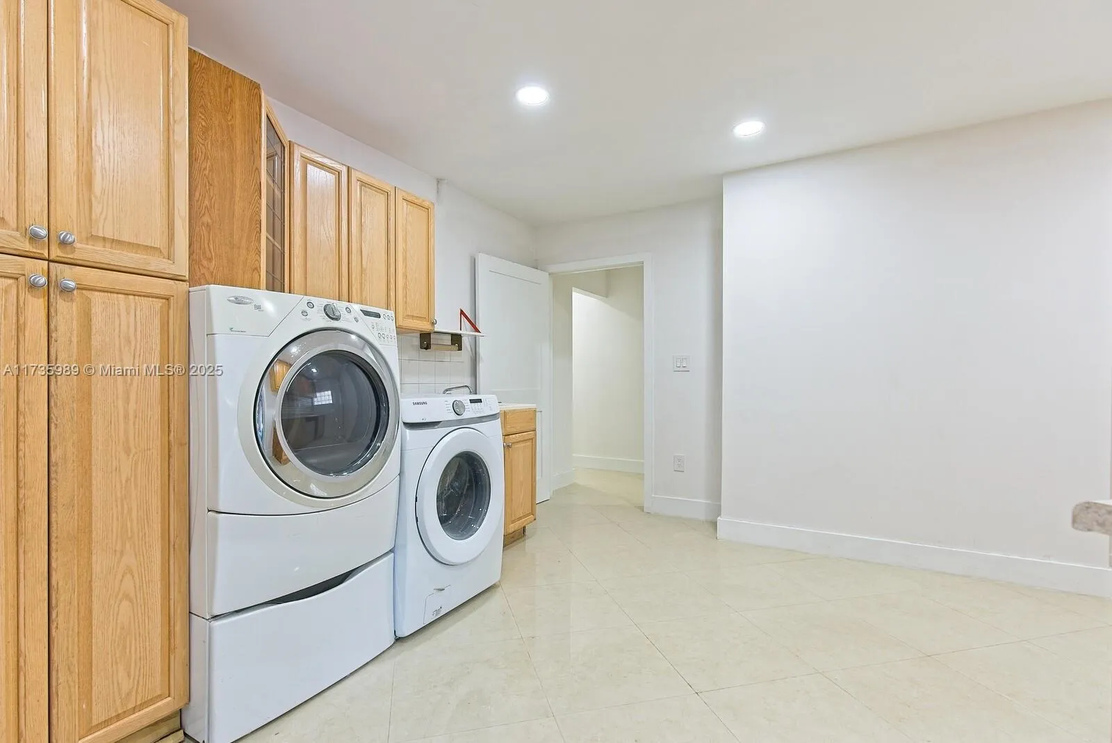 Miami, Florida 33173, United States, 3 Bedrooms Bedrooms, ,3 BathroomsBathrooms,Residential,Pending,11295