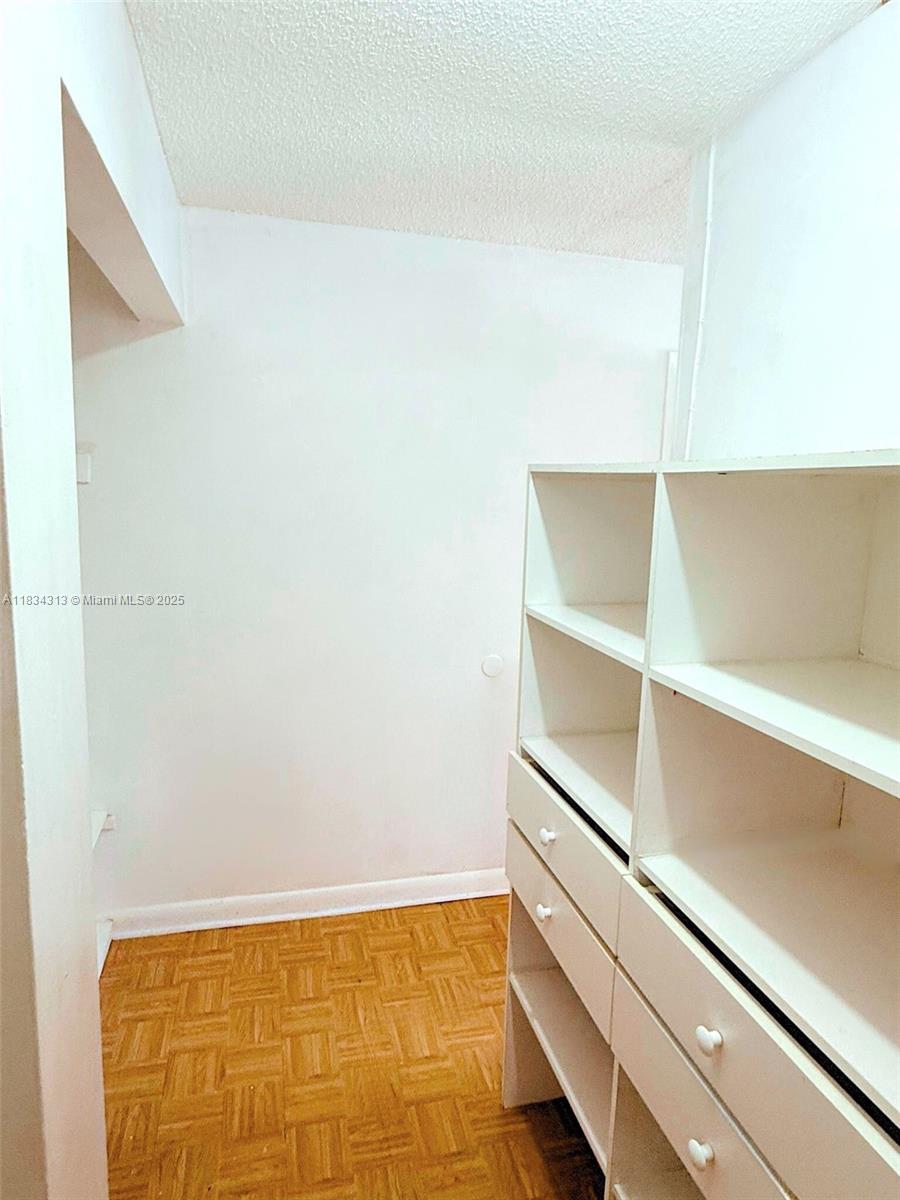 FOREST CONDO - Residential