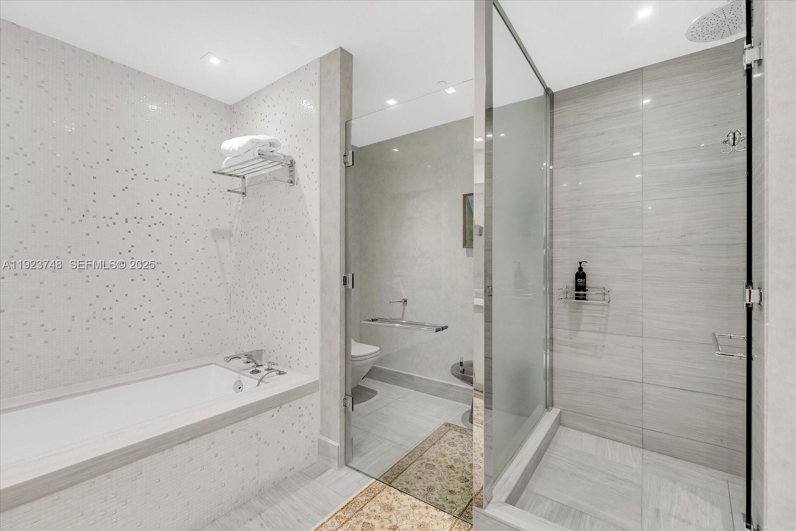 JADE SIGNATURE CONDO - Residential