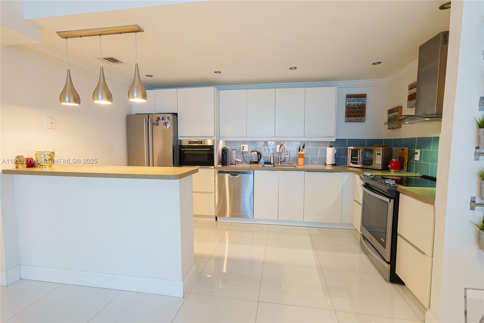 19390 Collins Ave 320