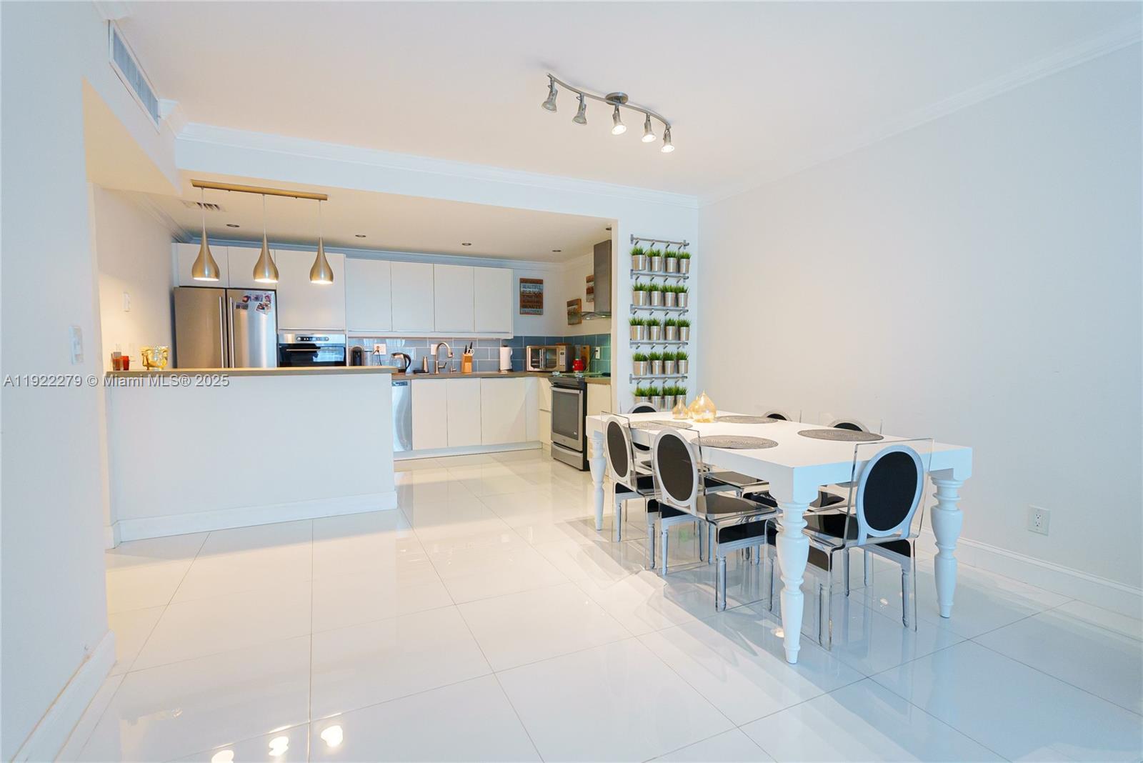 19390 Collins Ave 320