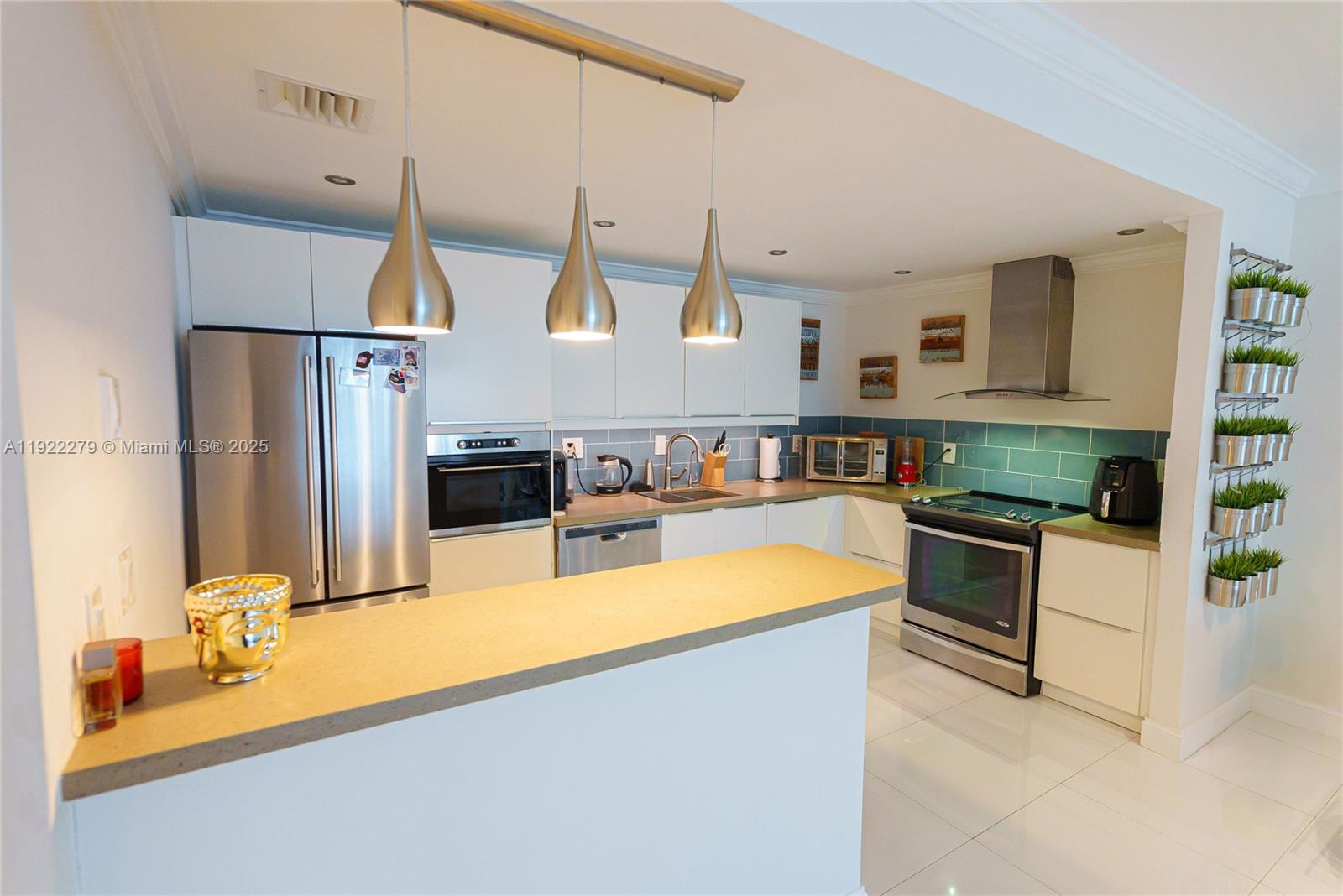 19390 Collins Ave 320