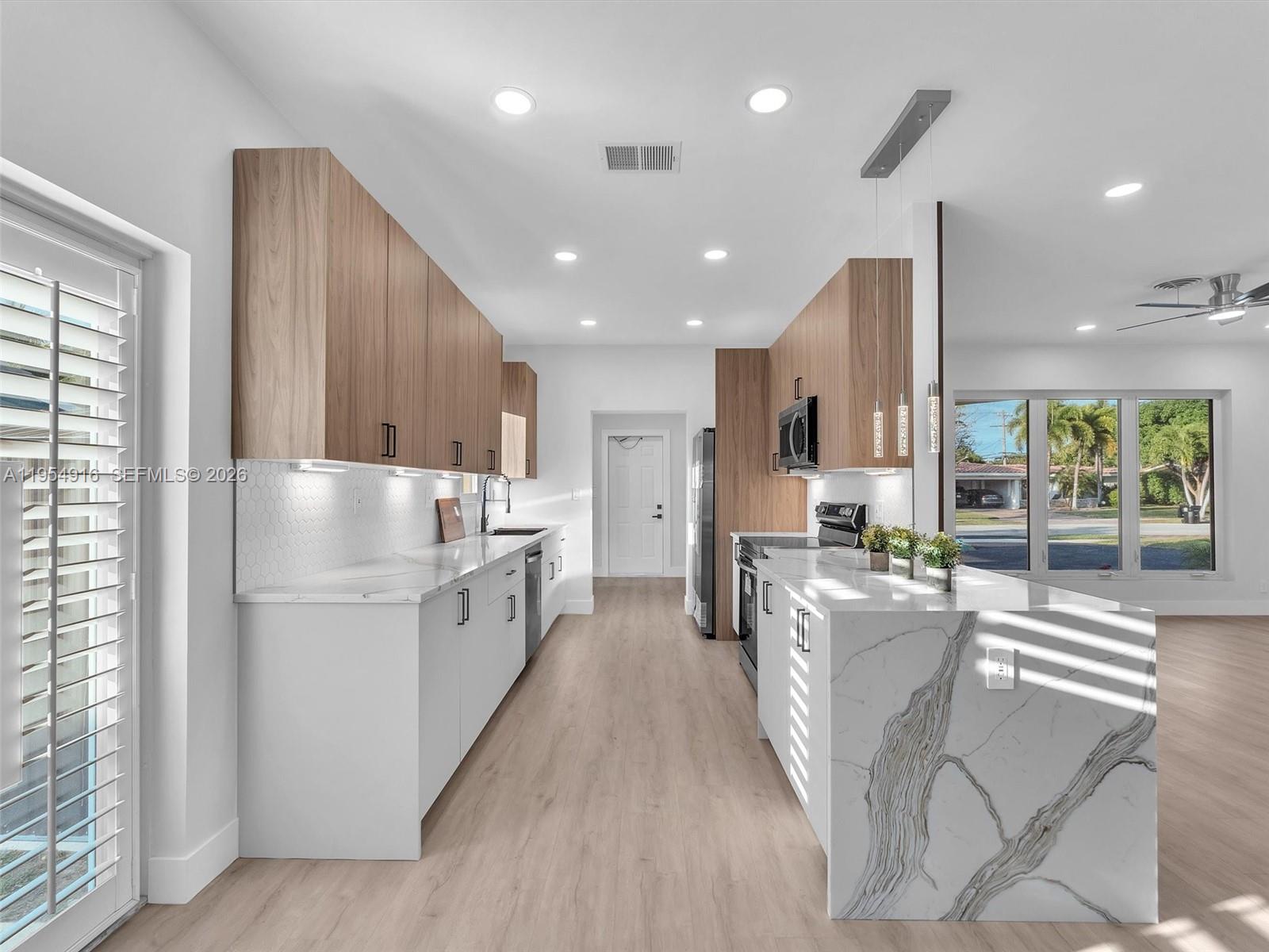 IMPERIAL POINT 1 SEC - Residential