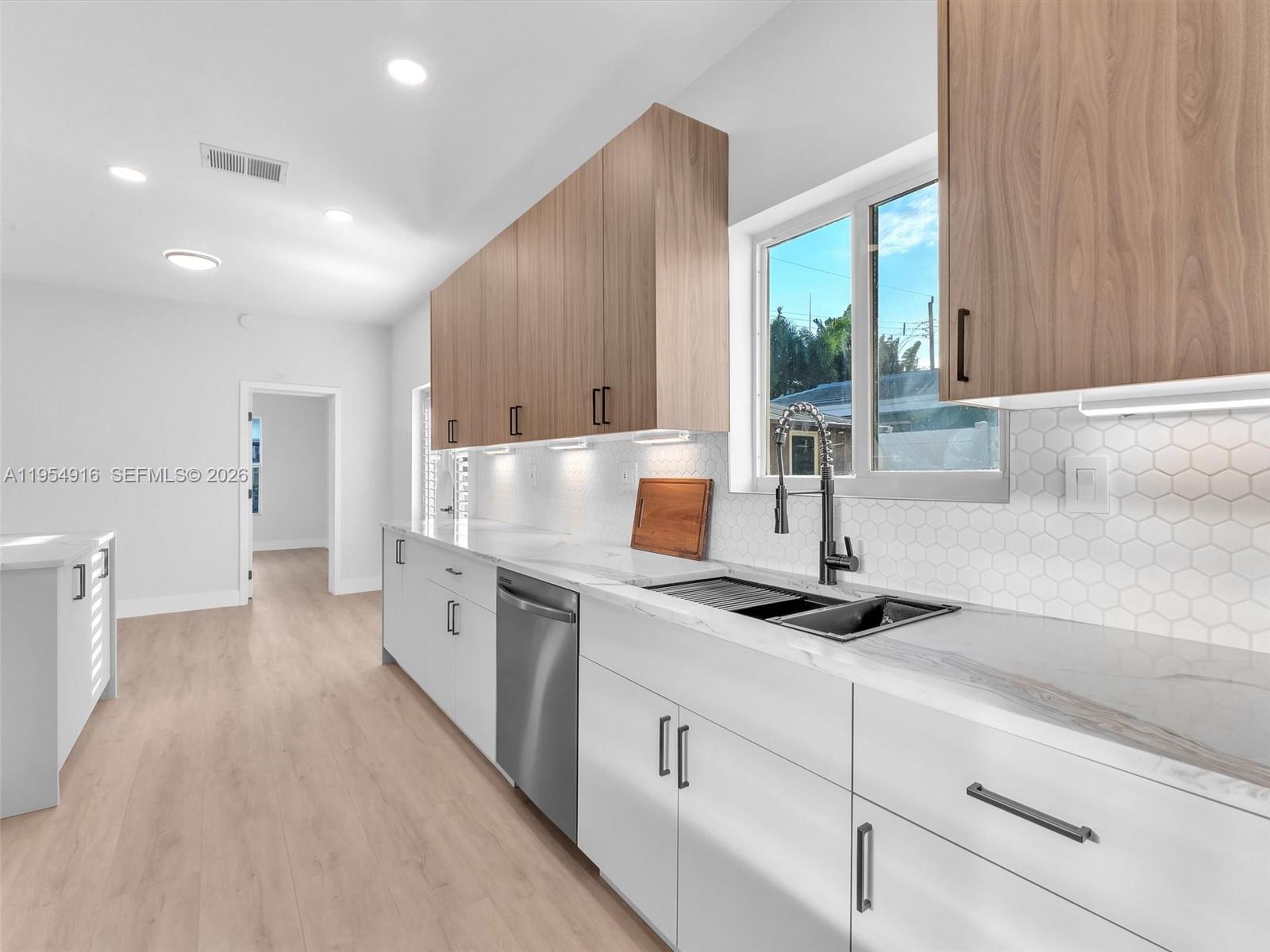 IMPERIAL POINT 1 SEC - Residential