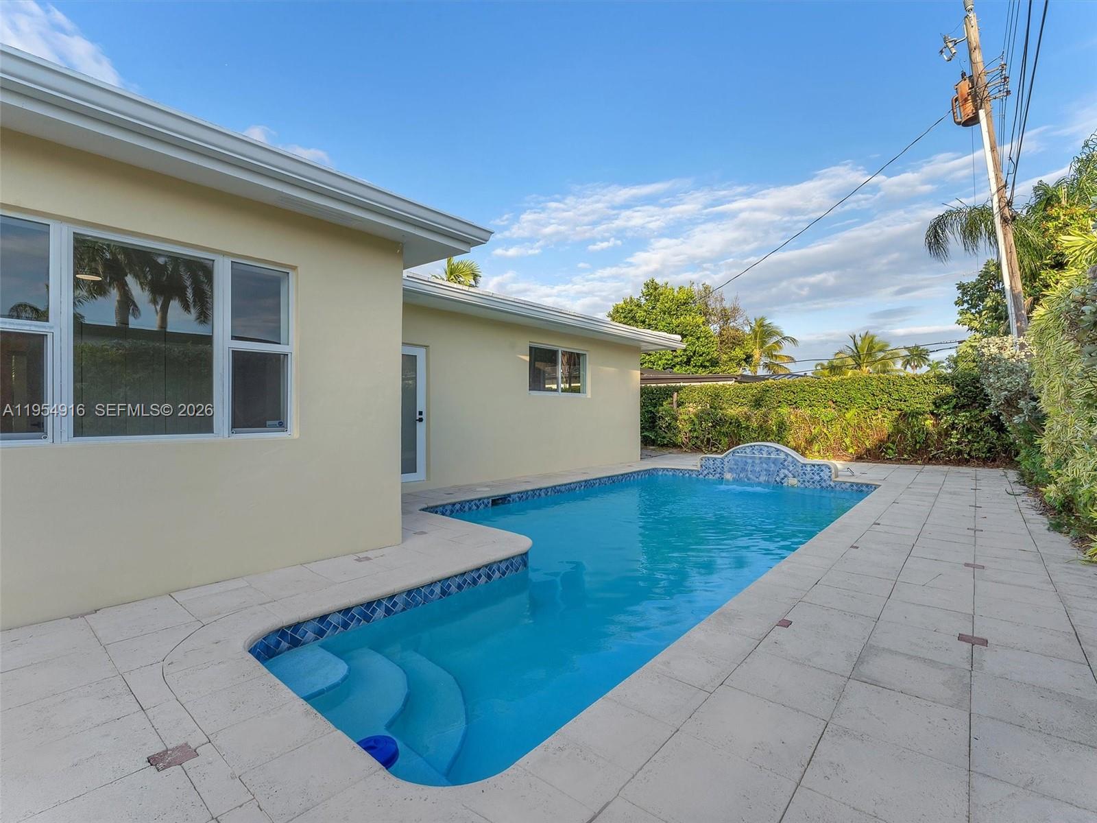 IMPERIAL POINT 1 SEC - Residential