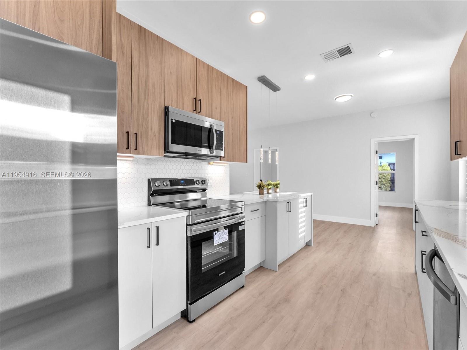 IMPERIAL POINT 1 SEC - Residential