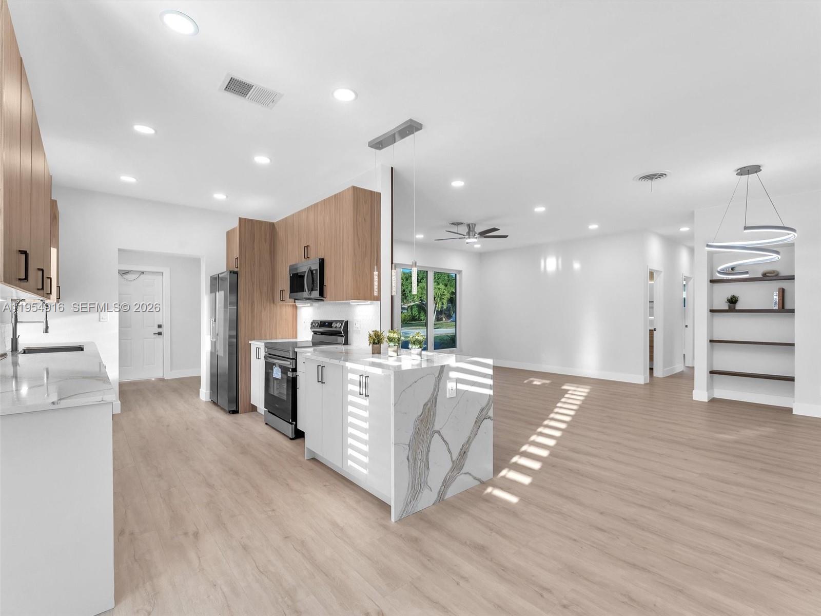 IMPERIAL POINT 1 SEC - Residential