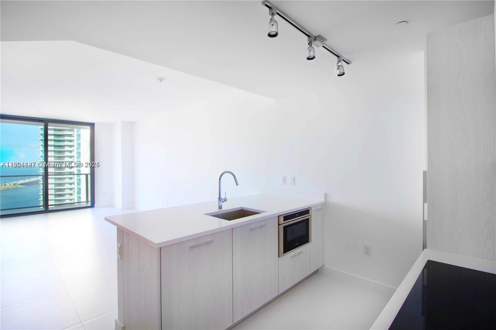 Luxury 1 B/ 1.5 B with gorgeous bay and city views. Porcelain floors throughout Assigned covered parking space, walk-in closet, cable and internet included. Washer and dryer in unit. Full-service building with rooftop pool at 46th floors with BBQ area. Sunset pool at 5th floor, spa and sauna, state of the art gym, kid's playroom, business center, Billiard's room and Theater. Tennis and Paddle court. Security 24hs. Valet parking.
The location of Paraiso Bayview is ideal, with easy access to Miami's top dining, shopping, and entertainment destinations. Few min walking from design District and Midtown. Whether you're looking for a tranquil retreat or a vibrant urban lifestyle, Paraiso Bayview offers the best of both worlds.