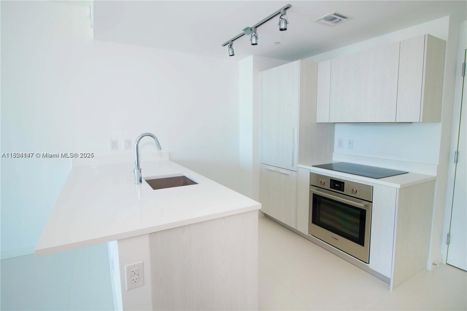 501 NE 31st St 2005