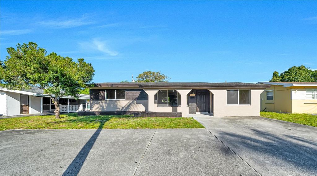 Photo of 2512 Alcazar Dr, Miramar, FL 33023 (MLS # A12016074)