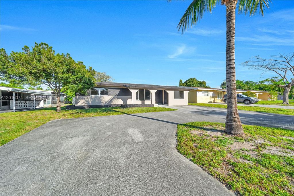 Photo of 2512 Alcazar Dr, Miramar, FL 33023 (MLS # A12016074)