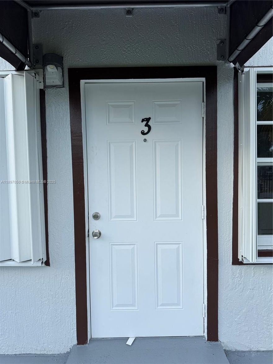 1 Bedroom, 1 bathroom completely renovated. Appliances inside the unit. New and beautiful bathrooms. Easy to view. See it, Rent it . 1st Month & 1 security deposits. A must see! Available for immediate occupancy.