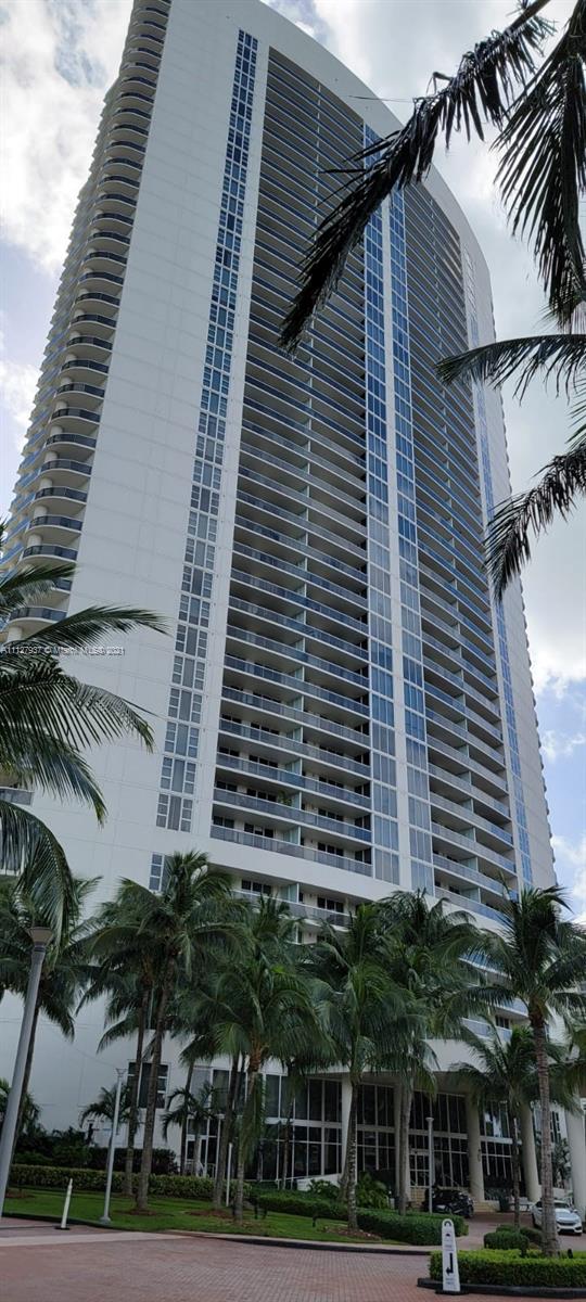BEACH CLUB CONDO - Residential Lease