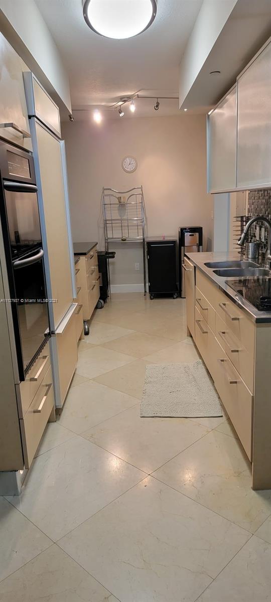 BEACH CLUB CONDO - Residential Lease