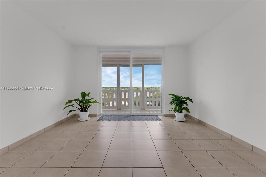 Photo of 919 Hillcrest Dr #803, Hollywood, FL 33021 (MLS # A11635251)