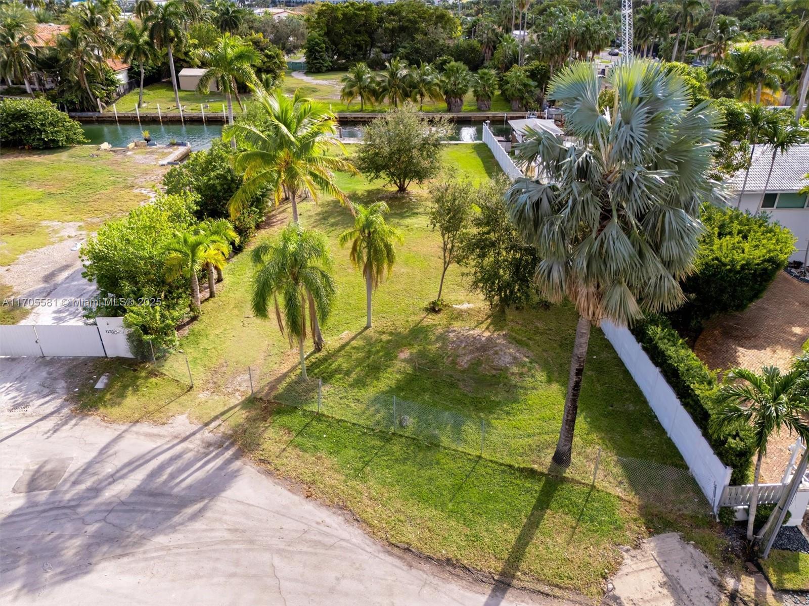 ADEMAR PARK AMD PL - Land
