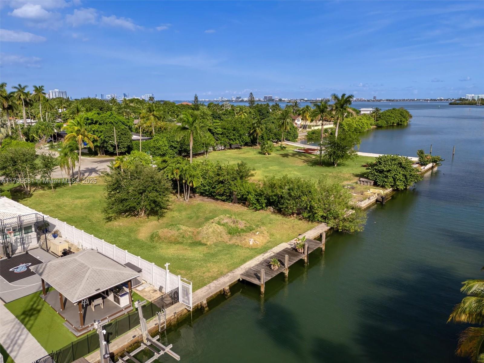 ADEMAR PARK AMD PL - Land