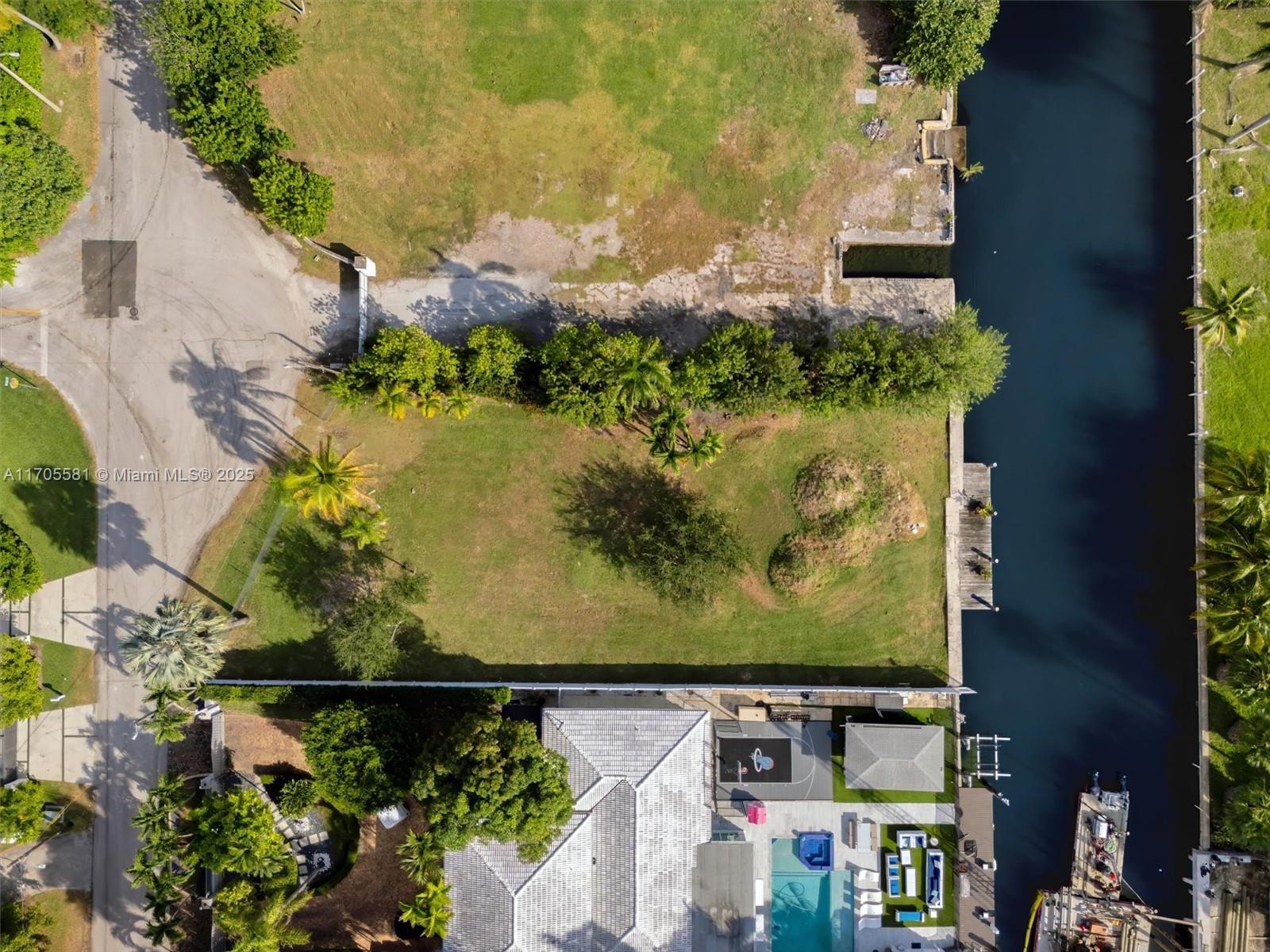 ADEMAR PARK AMD PL - Land