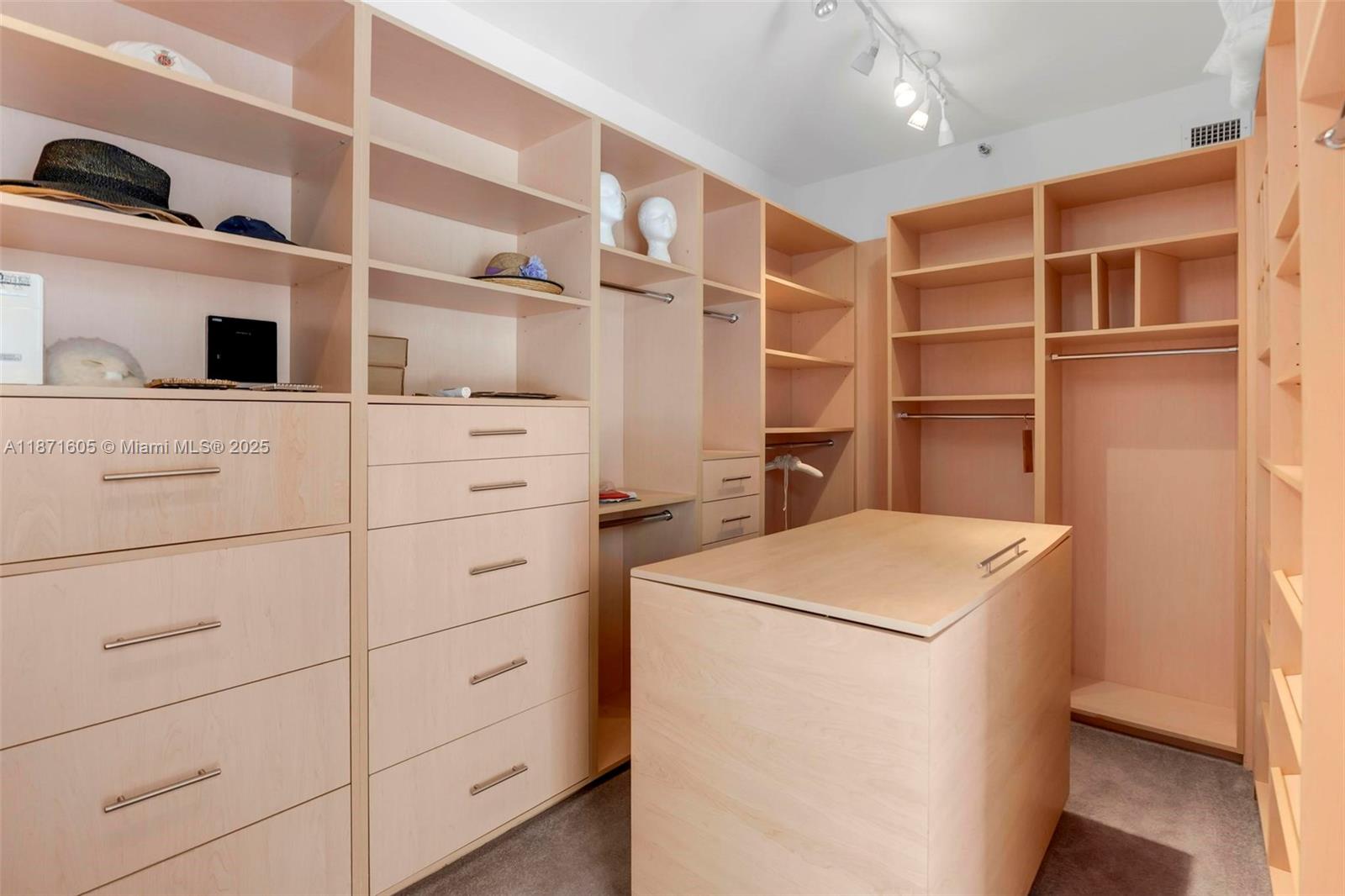 TURNBERRY ISLE NORTH - Residential