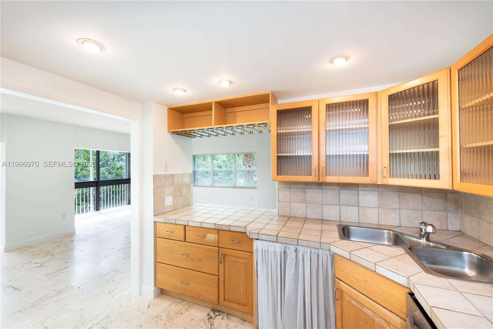 OCEAN DRIVE MANORS INC CO - Residential Lease