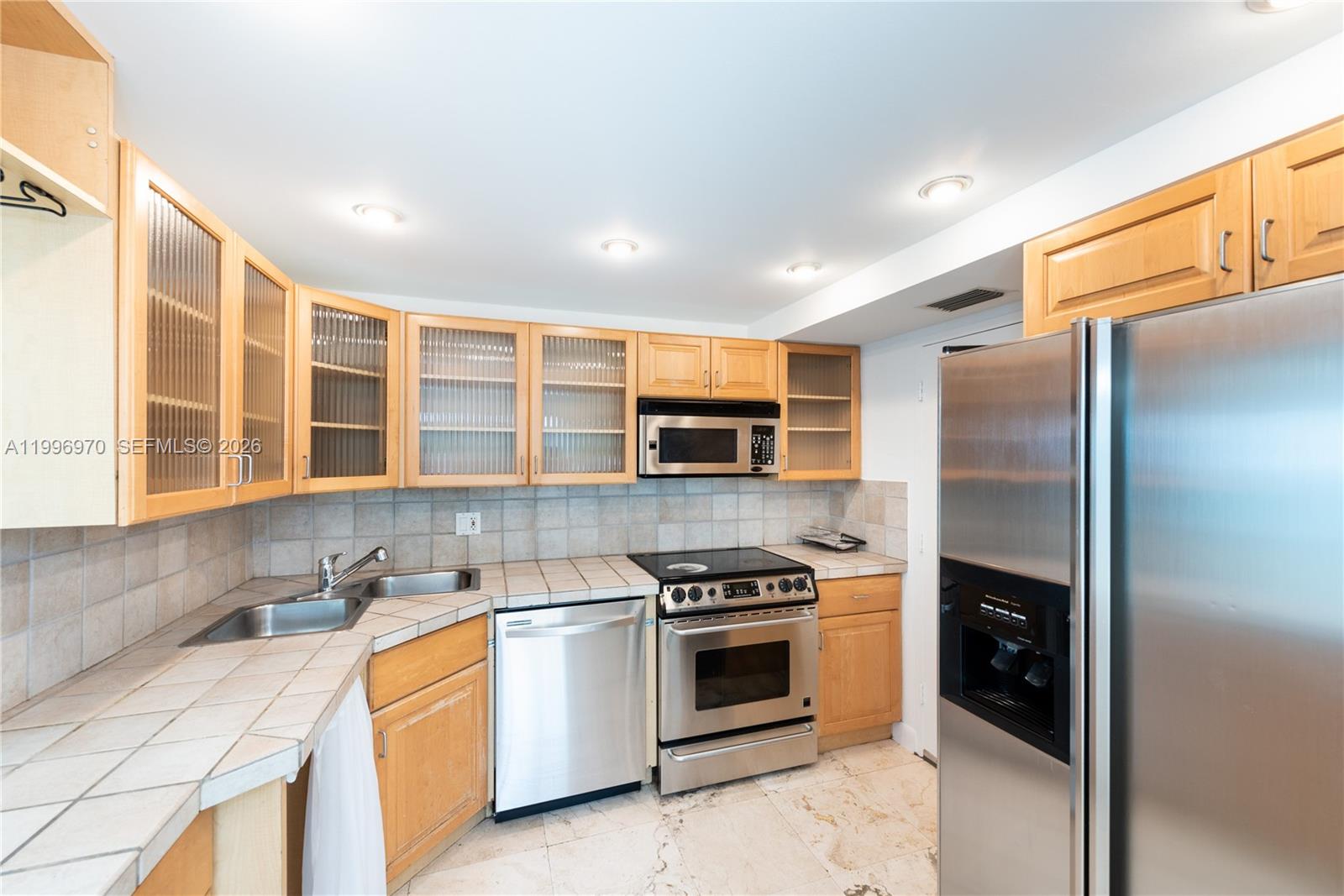 OCEAN DRIVE MANORS INC CO - Residential Lease