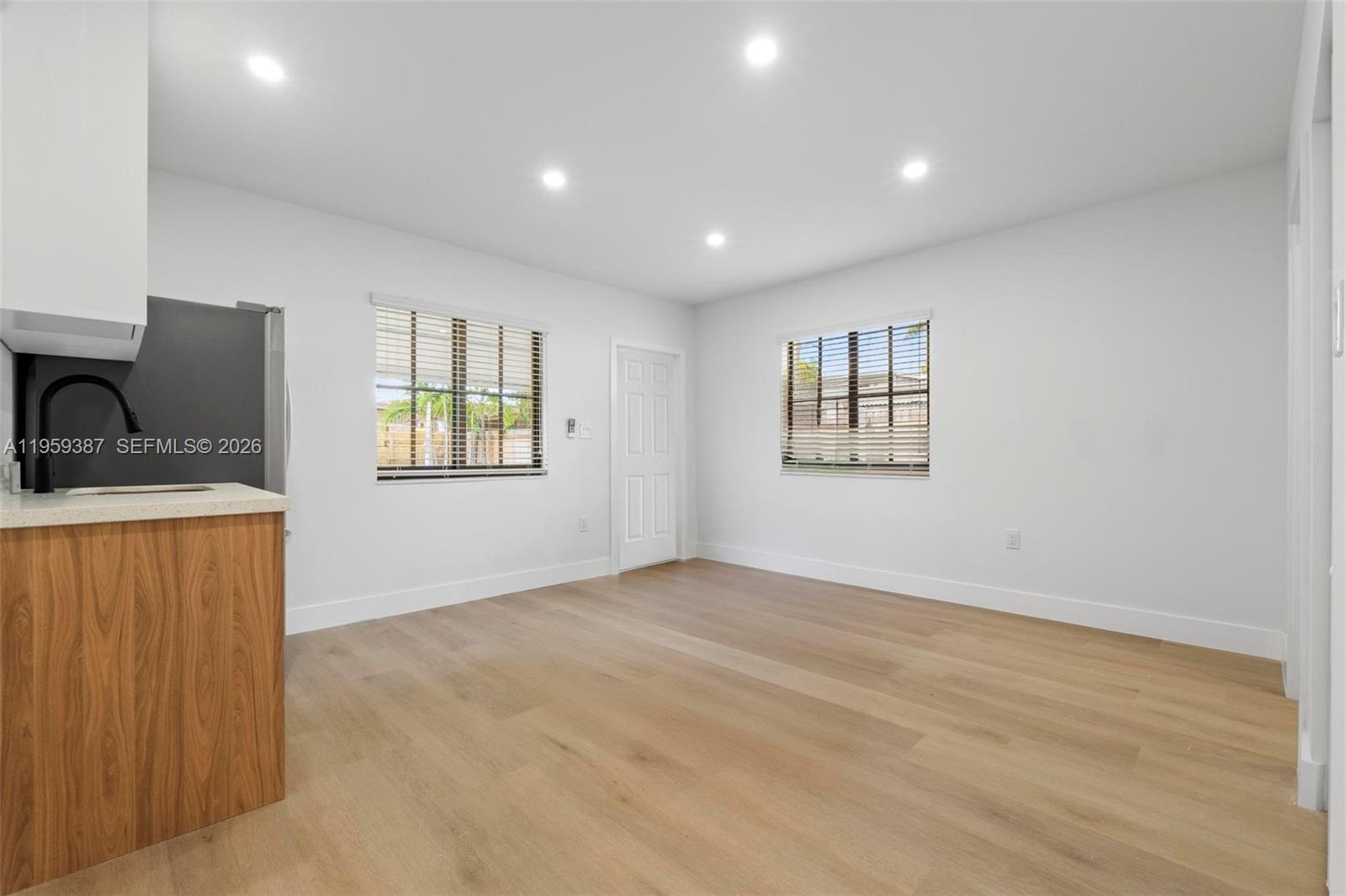 DOUGLAS 7TH COMML CENTER - Residential Lease