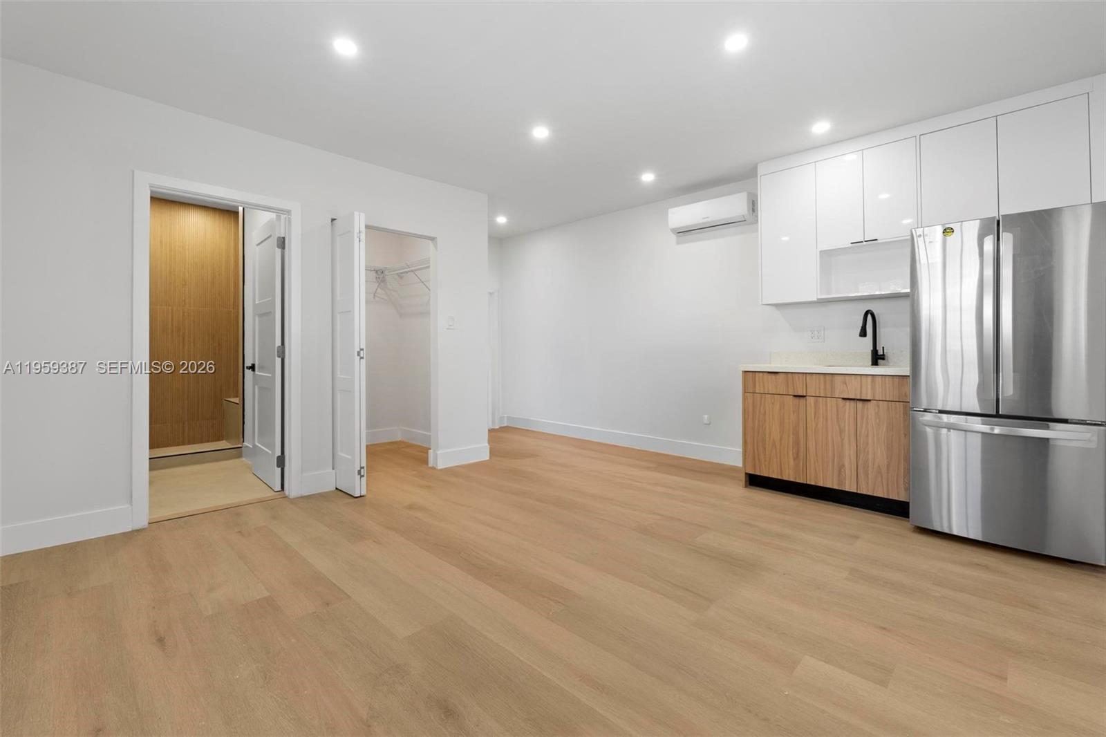 DOUGLAS 7TH COMML CENTER - Residential Lease