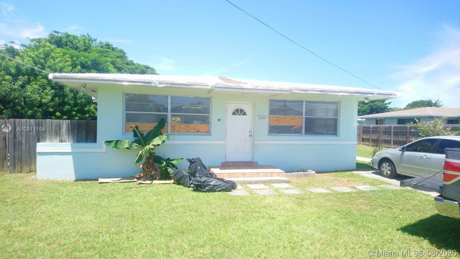 Completely Remodeled 3 Bedroom 2 Bathroom with New Kitchen and Big Patio Fenced. Central Cooling, connection for washer and dryer and 2/3 Parking Spaces. Close to supermarkets and main highways.