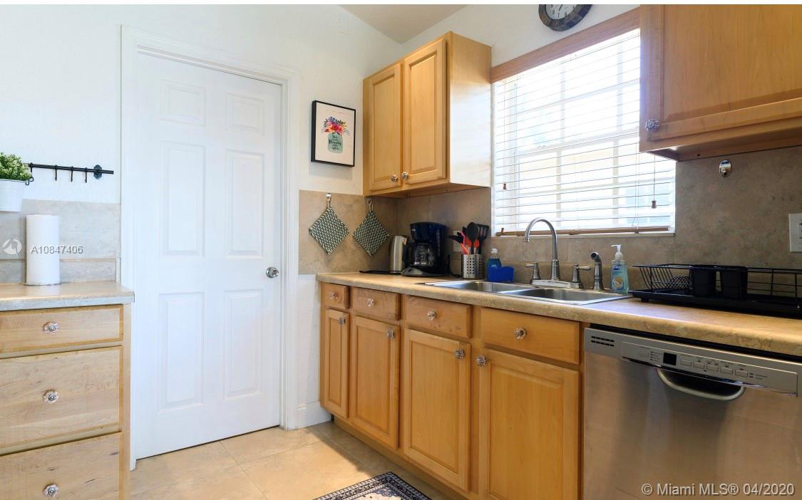 HOLLYWOOD HOMESITES SECON - Residential Lease