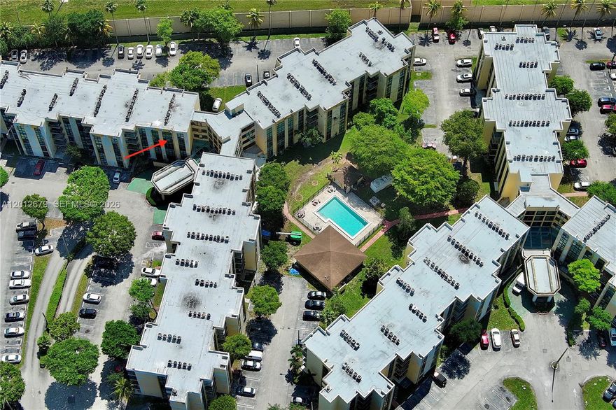 New to the market! A large 1-bedroom, 1-bathroom for rent, bright, spacious, in a great location, near FIU.
Available immedietly, washer and dryer in unit. Unit will be freshly painted upon move in.