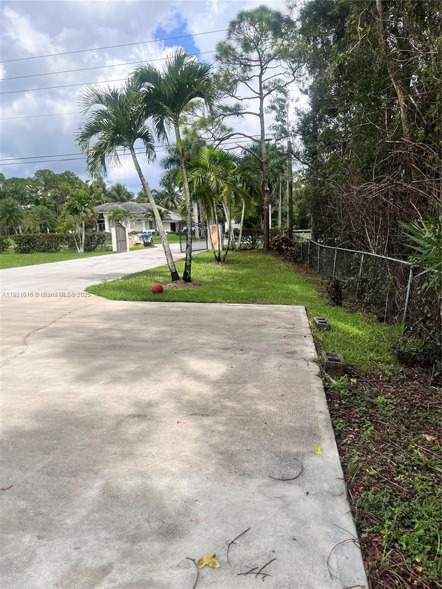 Your Dream Home Awaits in Loxahatchee!
Single-family home, offering the perfect blend of comfort, functionality, and Florida charm. With 4 spacious bedrooms, 3 full bathrooms, and a 2-car garage.
Step inside to discover vaulted ceilings and split-bedroom floor plan ensures privacy, with the office space is ideal for remote work or quiet study.
The kitchen is both stylish and featuring beautiful Corian countertops, white appliances, a pantry, and cabinetry for all your storage needs. Carpet and tile flooring throughout the home. The master suite, complete with a Roman tub, built, walk-in closet.
Water softener system,Automatic garage opener,Entry-level living area,With well water, septic system, and electric utilities, you'll enjoy lower monthly costs and greater self-sufficiency.