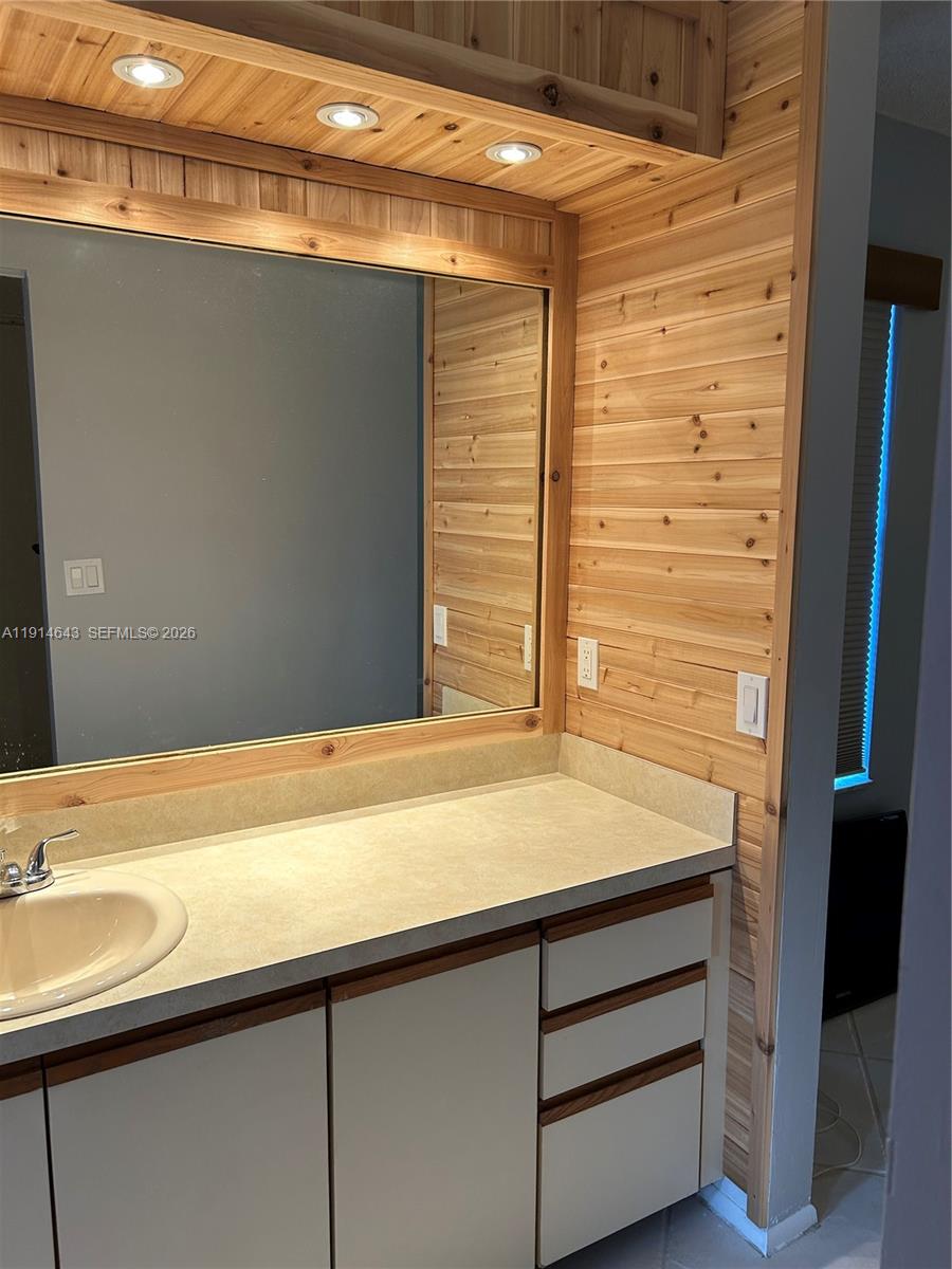 STRATHMORE GATE WEST UNIT - Residential Lease