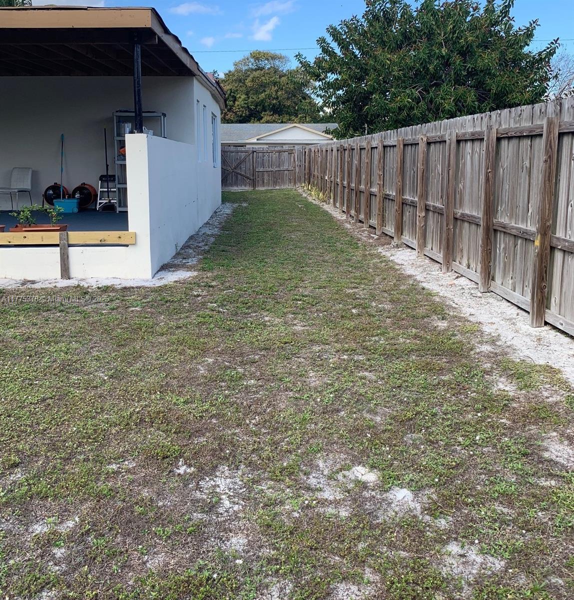 HOLLYWOOD LITTLE RANCHES - Residential