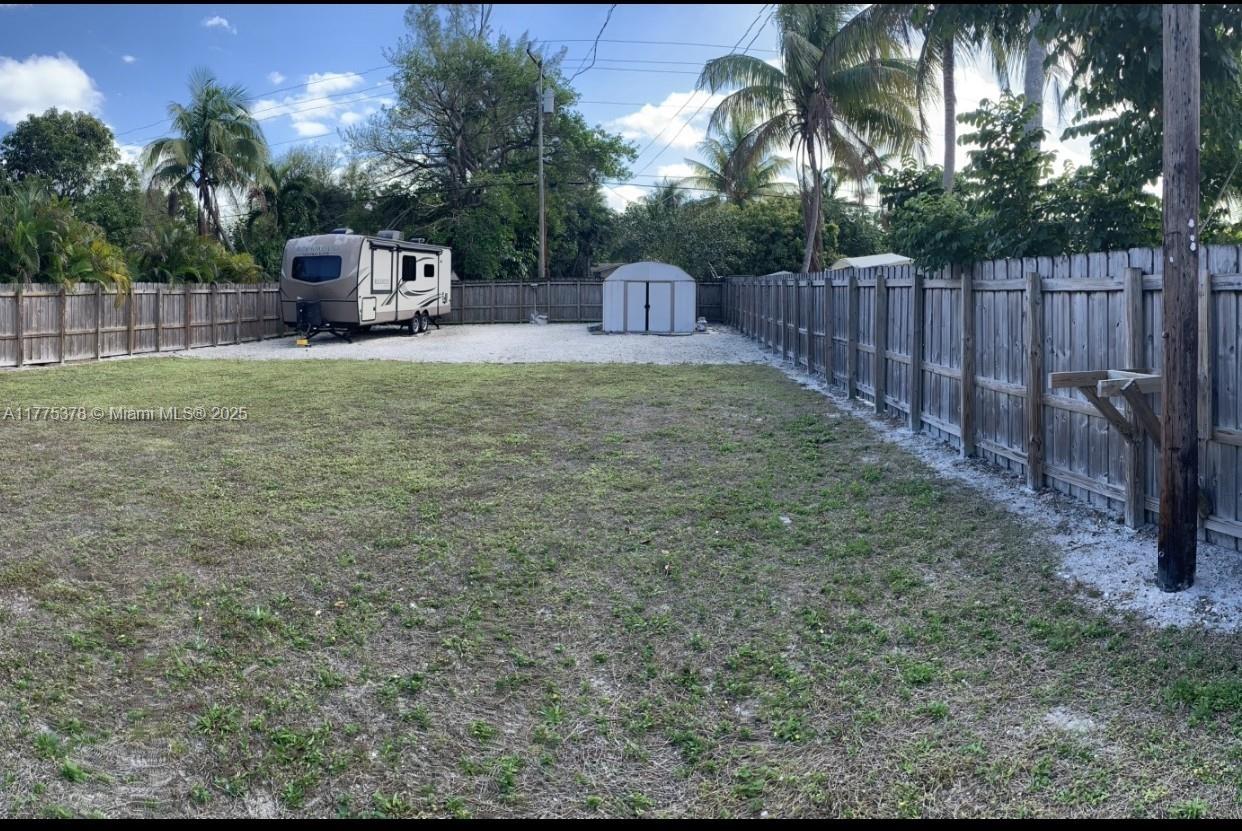 HOLLYWOOD LITTLE RANCHES - Residential