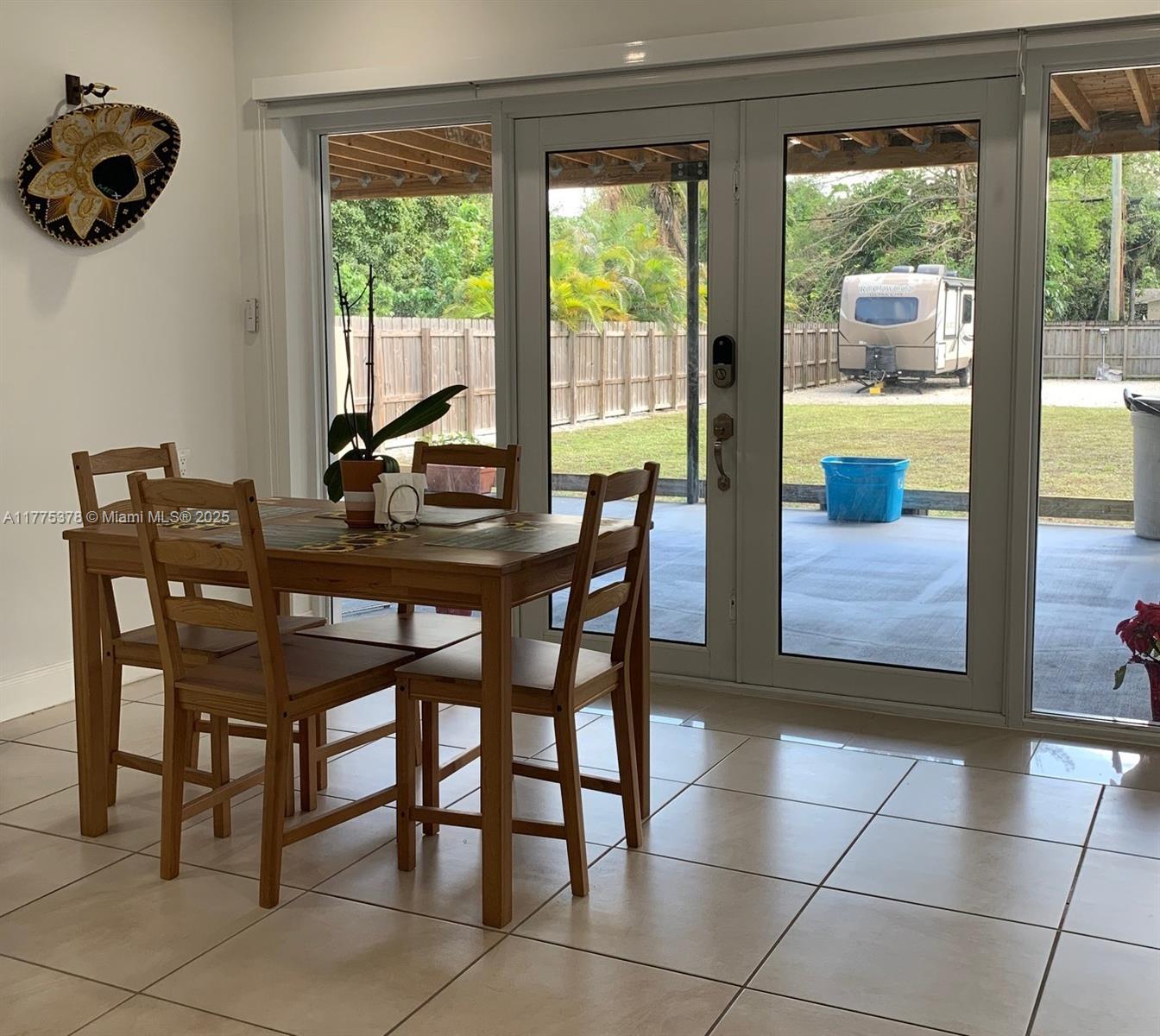 HOLLYWOOD LITTLE RANCHES - Residential