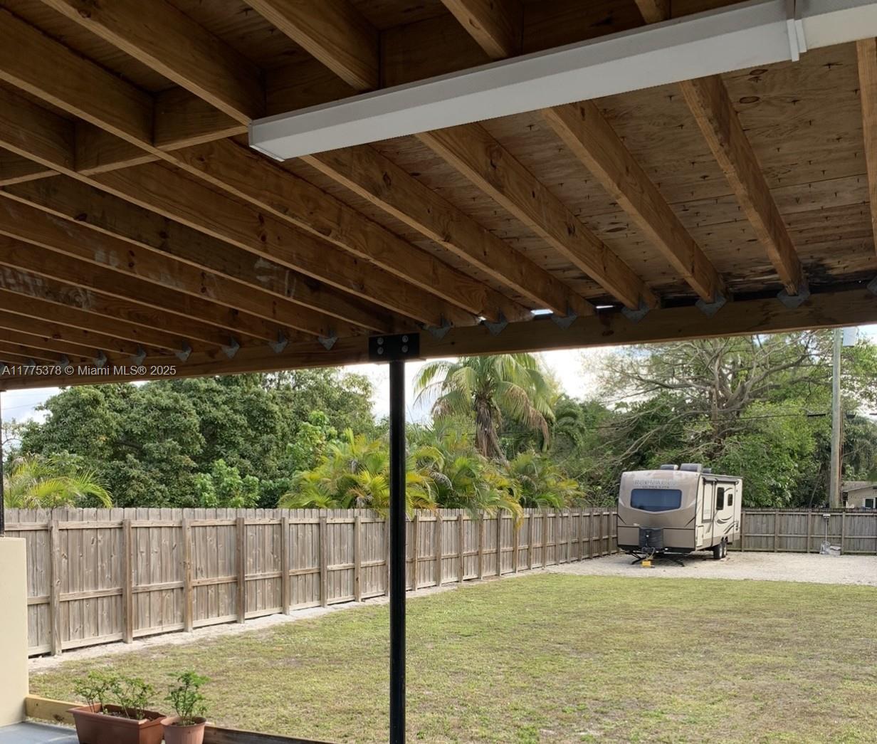 HOLLYWOOD LITTLE RANCHES - Residential