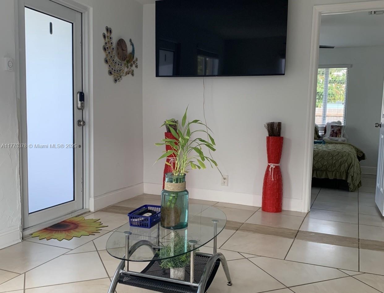 HOLLYWOOD LITTLE RANCHES - Residential