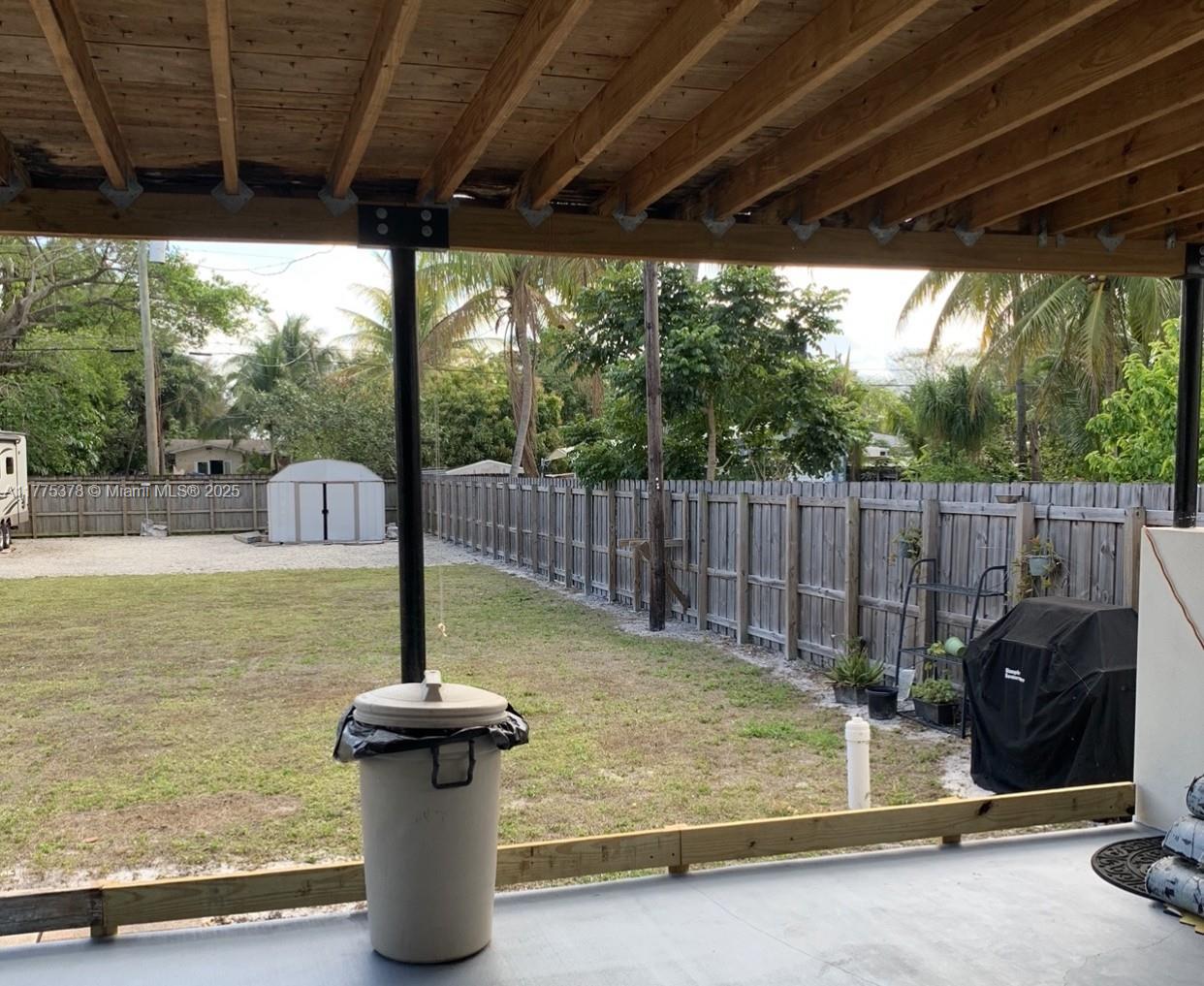 HOLLYWOOD LITTLE RANCHES - Residential