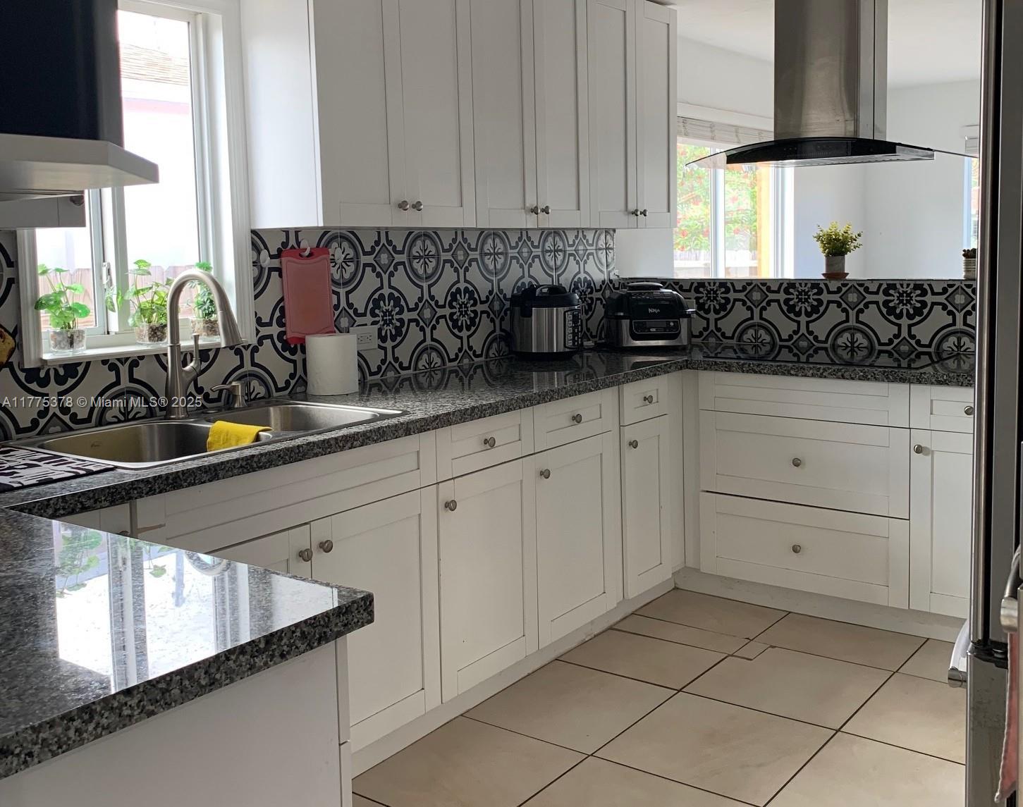 HOLLYWOOD LITTLE RANCHES - Residential