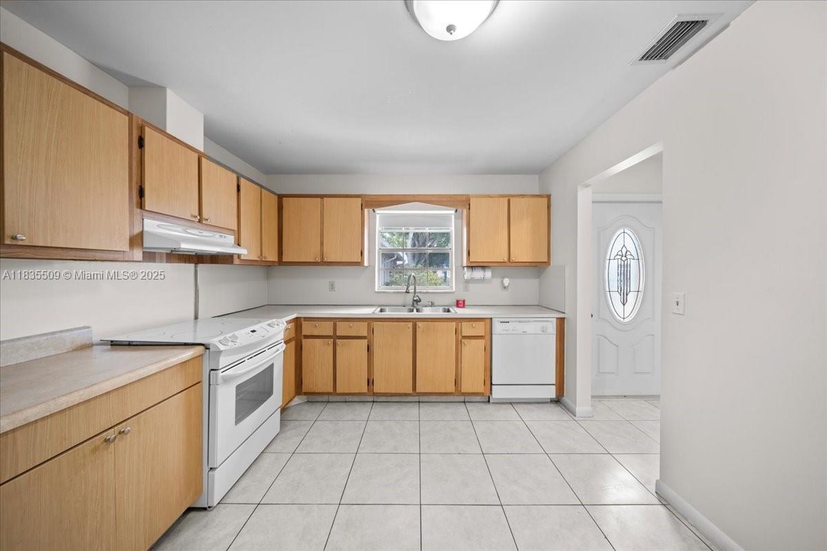 508 Holyoke A, Lake Worth, FL, 33467/$208,999 4 508 Holyoke A