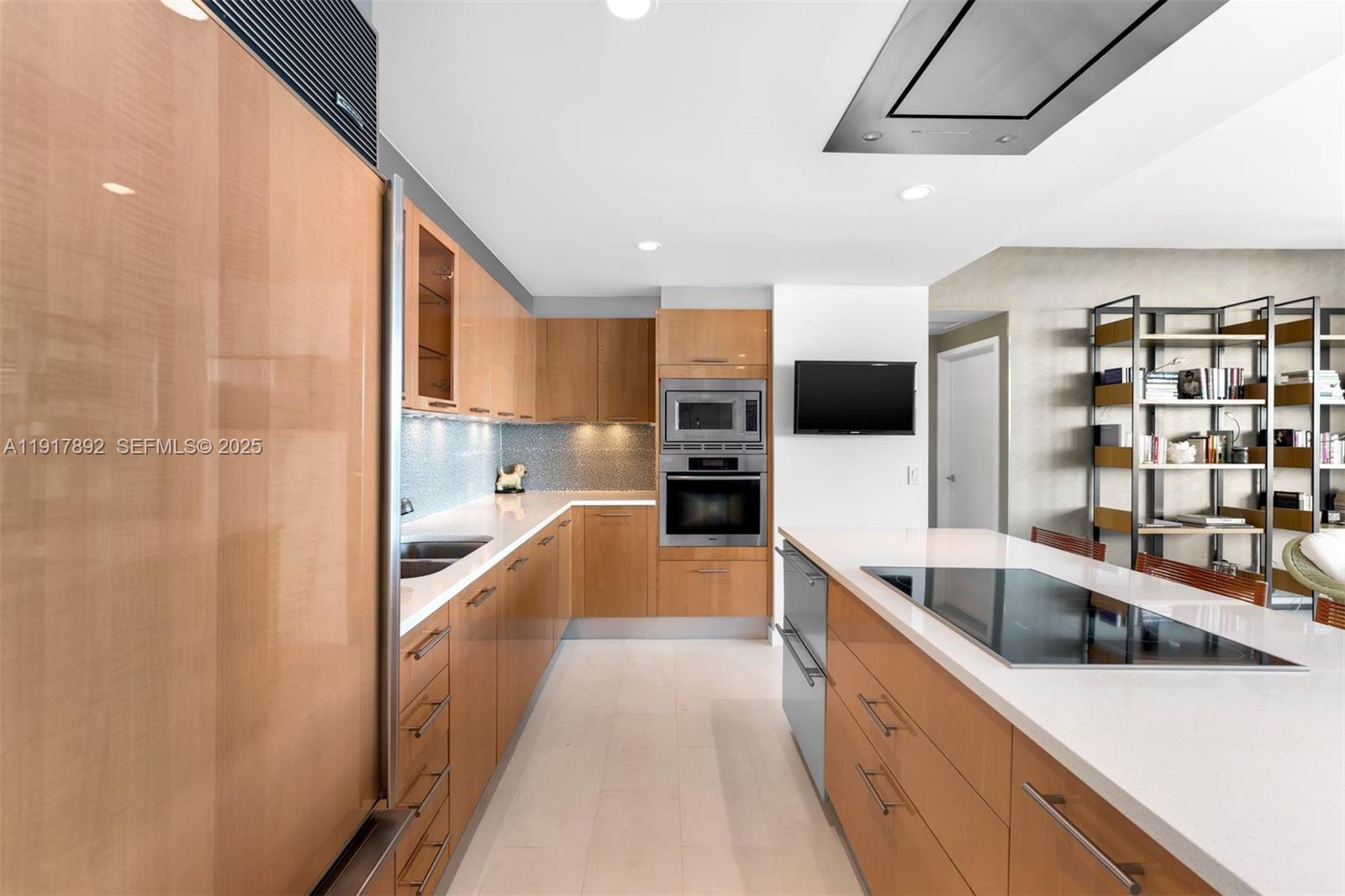 6899 Collins Ave 601