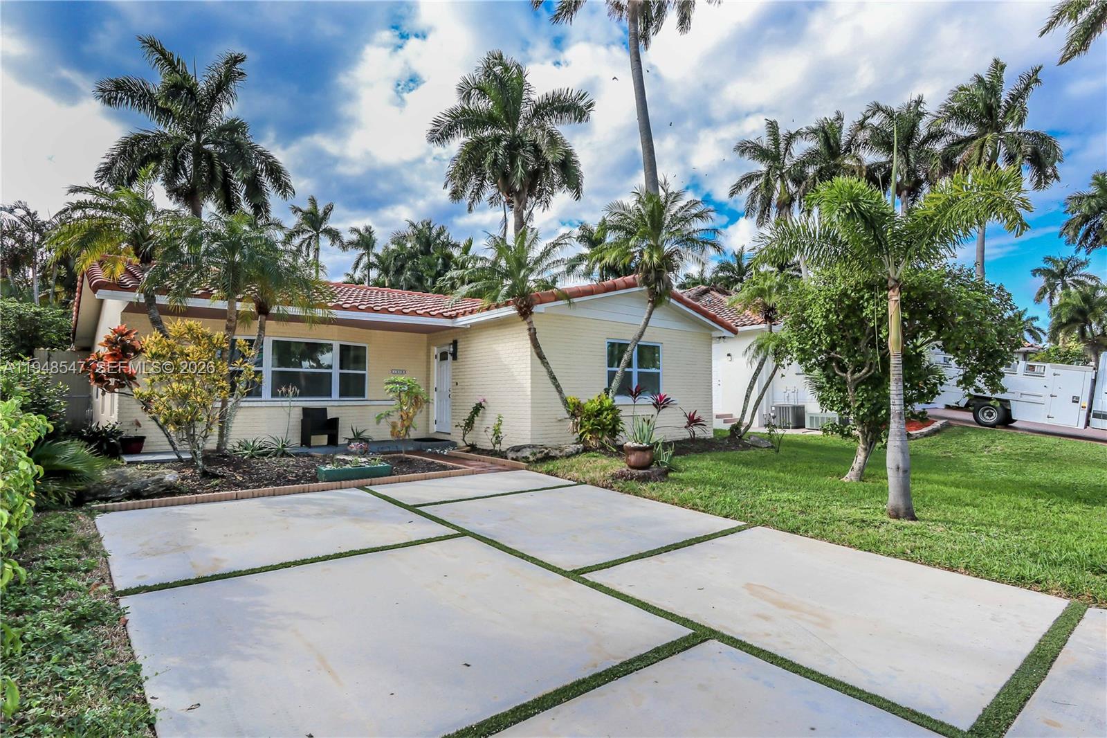 HOLLYWOOD LAKES SECTION - Residential