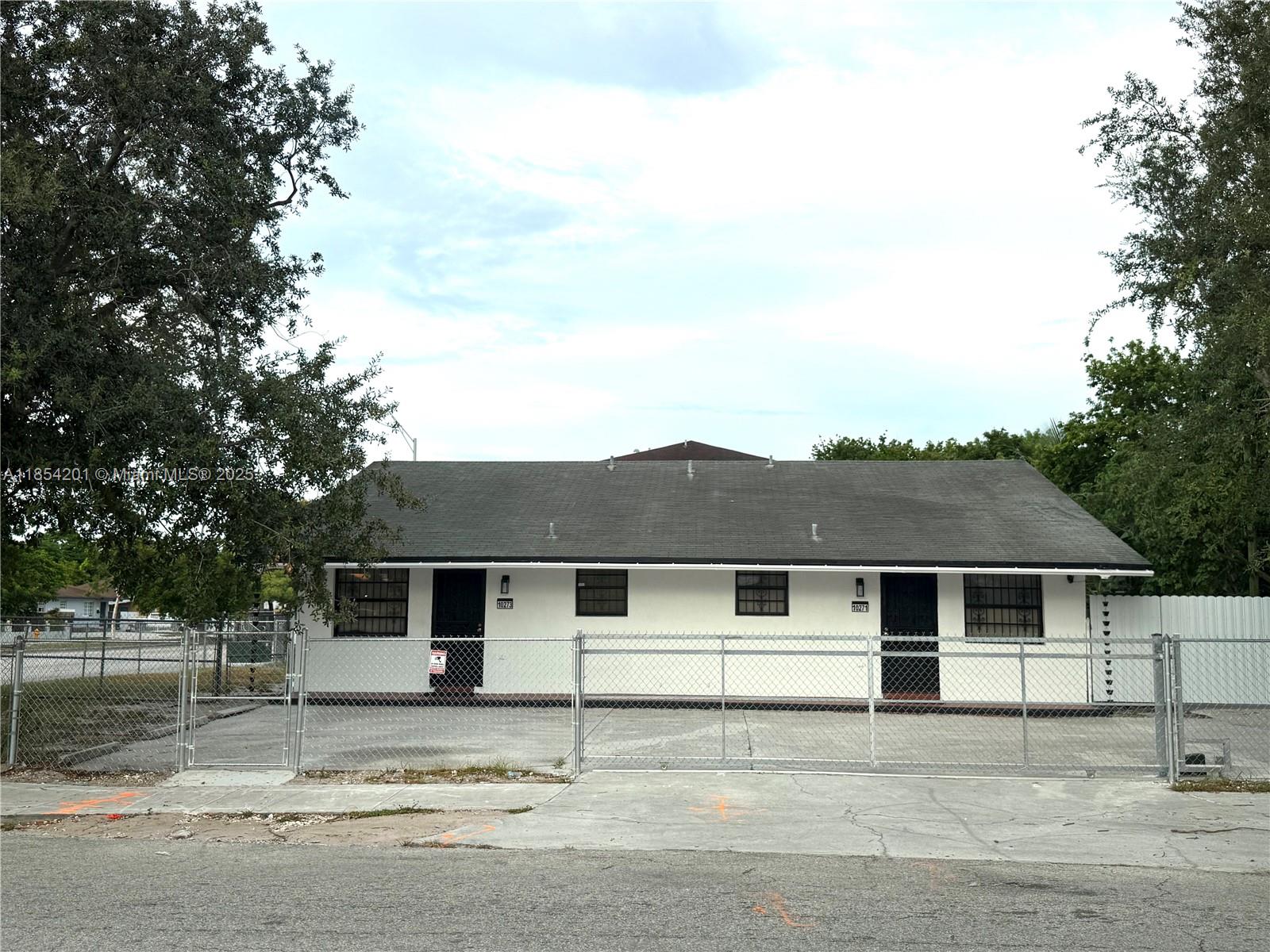 CHARMING DUPLEX FOR RENT IN MIAMI. THIS BRIGHT AND SPACIOUS HOME OFFERS 2 BEDROOMS, 2 BATHROOMS, FEATURES AN OPEN CONCEPT LAYOUT WITH PLENTY OF NATURAL LIGHT THROUGHOUT. MODERN KITCHEN WITH STAINLESS STEEL APPLIANCES AND WHITE CABINETS. LAUNDRY OFFERS FULL SIZE WASHER AND DRYER AND A DOOR THAT EXITS TO THE SIDE BACKYARD. GREAT LOCATION WITH EASY ACCESS TO MAJOR HIGHWAYS, PUBLIC TRANSPORTATION, SHOPPING CENTERS, SCHOOLS AND PARKS. EASY TO SHOW, EASY TO RENT, FAST APPROVAL PROCESS. PETS ALLOWED.