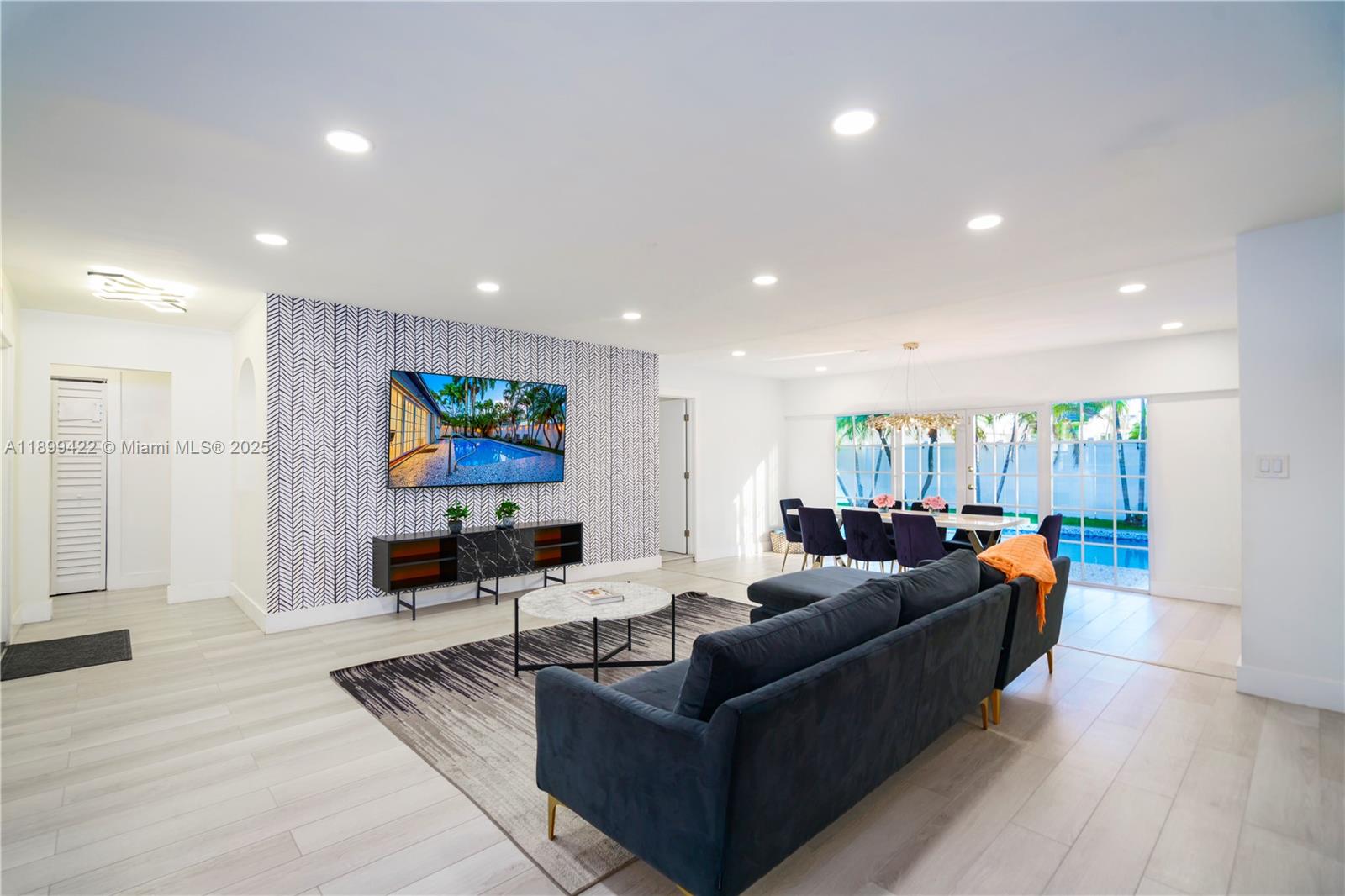 COUNTRY CLUB HOMES - Residential Lease