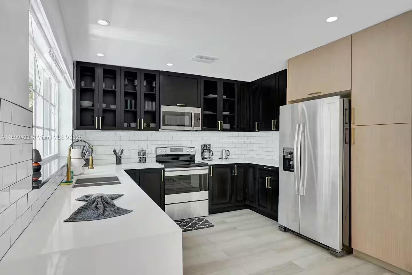COUNTRY CLUB HOMES - Residential Lease