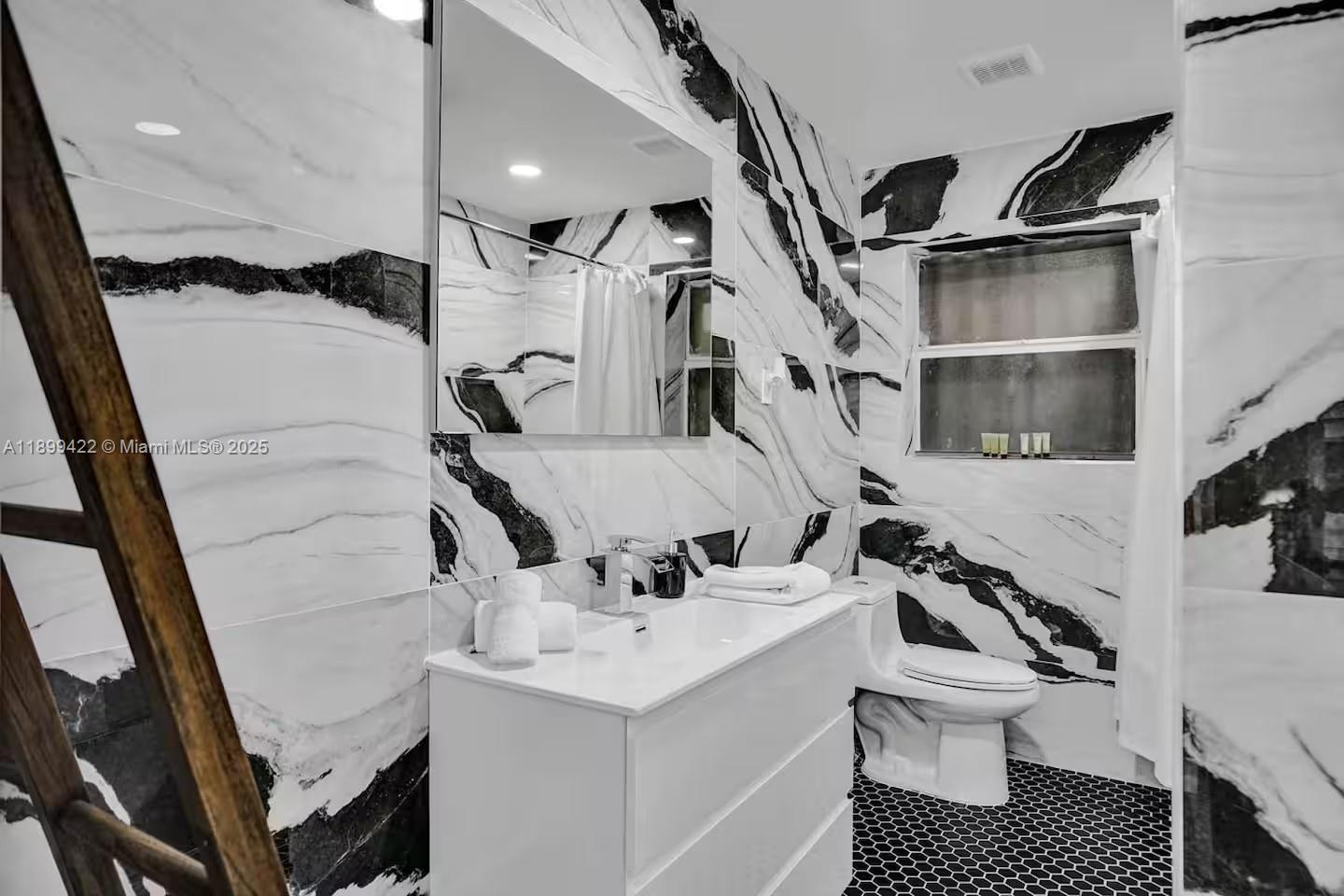 COUNTRY CLUB HOMES - Residential Lease