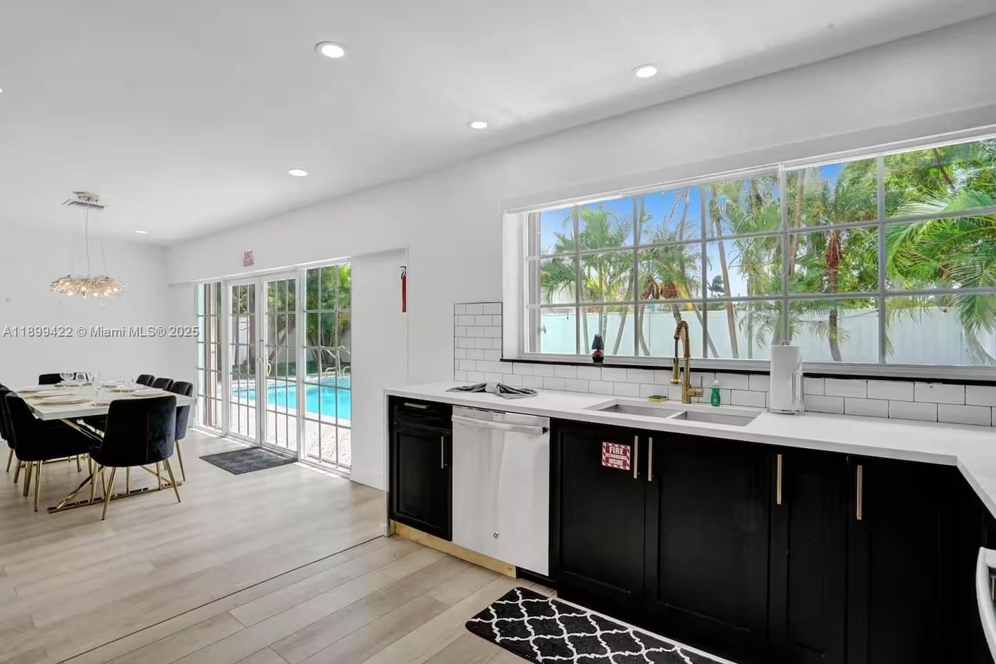 COUNTRY CLUB HOMES - Residential Lease