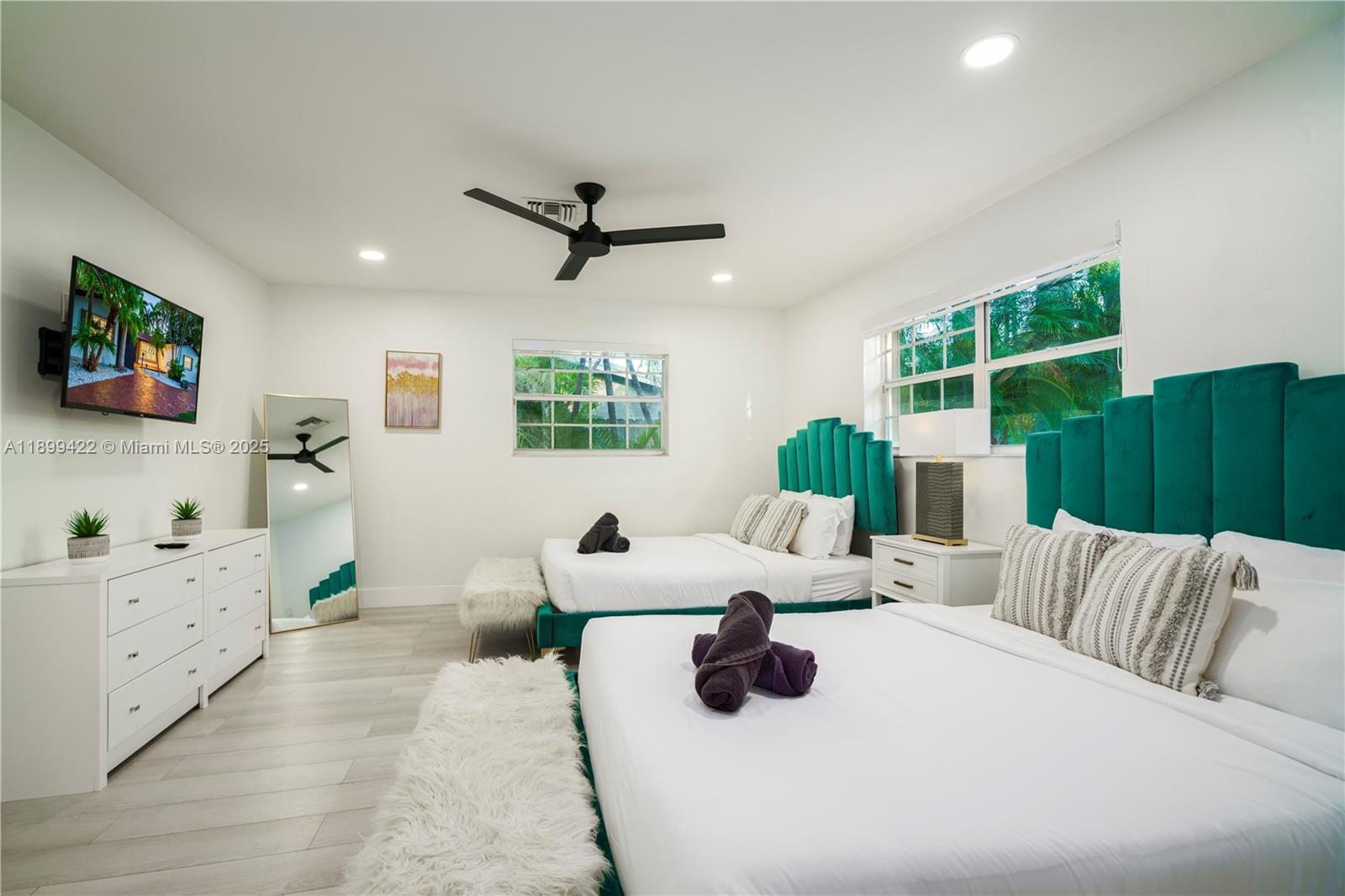 COUNTRY CLUB HOMES - Residential Lease